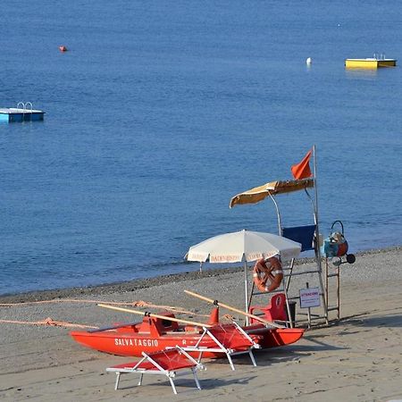 Savona Magnifico Sole Mare 150 M Wifi Climatcontrol Apartment Bagian luar foto