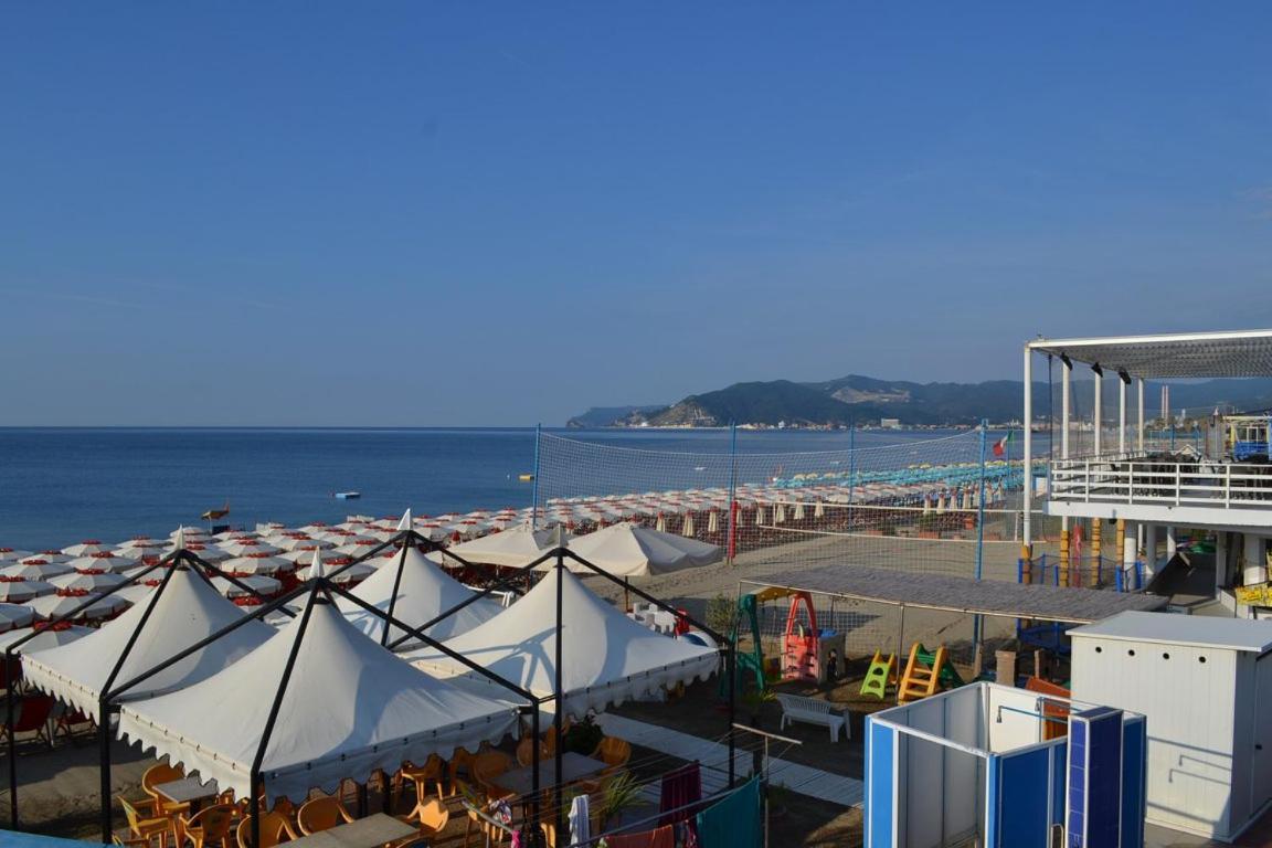 Savona Magnifico Sole Mare 150 M Wifi Climatcontrol Apartment Bagian luar foto